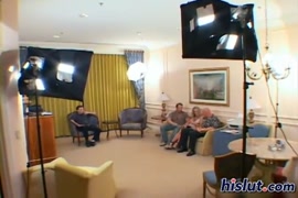 Tomando banho ao ar livre video